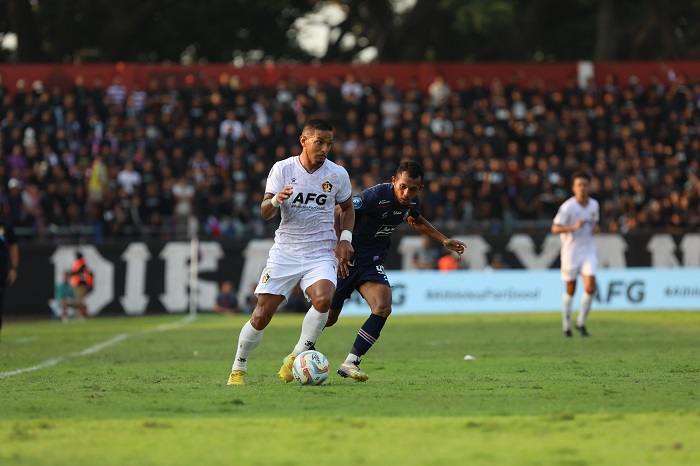 INCAR KEMENANGAN: Pemain Persik Renan Silva saat menahan bola yang hendak direbut pemain Arema FC. Lawan Dewa United, Persik incar tiga poin.