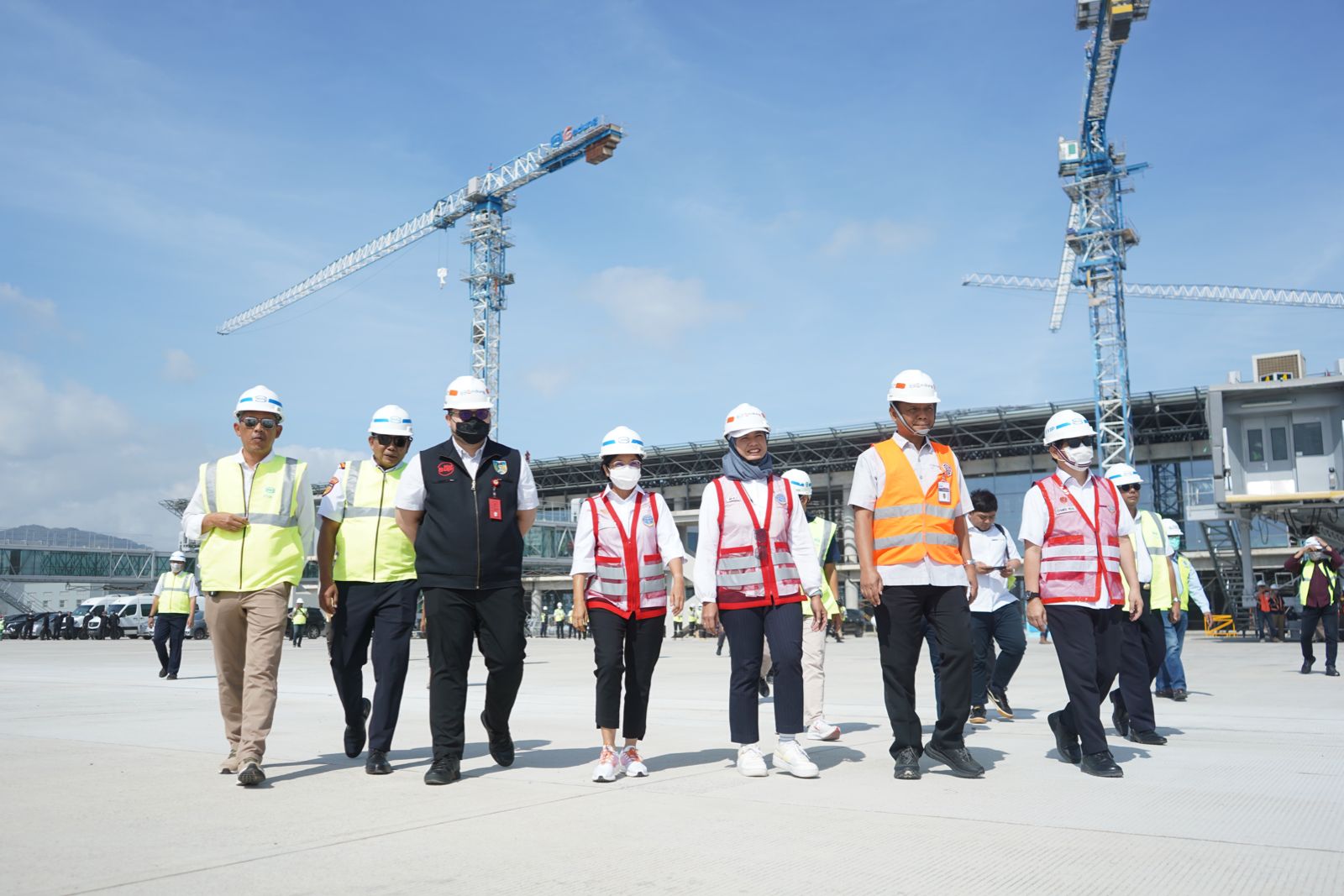 TELITI: Mas Dhito (rompi hitam) mengecek sejumlah fasilitas pendukung Bandara Dhoho yang hingga pertengahan Juli ini masih terus dikebut.