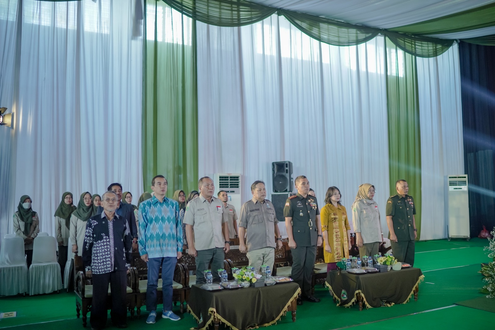 LAHIRKAN PEMIMPIN MASA DEPAN: Kepala SMAN 5 Taruna Brawijaya Jawa Timur Jaya Eko Agus Suwandi (tiga dari kiri) dan tamu undangan menyanyikan lagu Indonesia Raya.