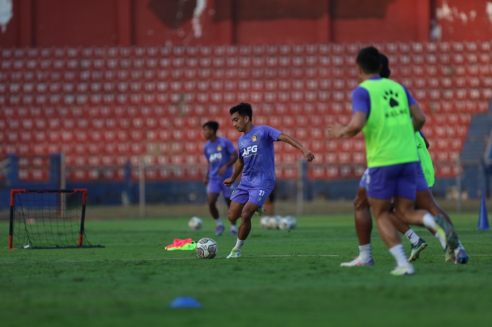 LATIHAN KERAS: Fitra Ridwan saat mengikuti latihan terakhir di Stadion Brawijaya jelang lawan Dewa United.