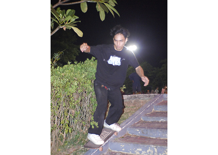 BEBAS BERKREASI: Anggota Komunitas Sabtu Urban bermain skateboard di Taman Brantas.