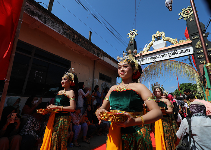 RITUAL: Peserta mengikuti kirab 1 Sura di kawasan Petilasan Sri Aji Jayabaya kemarin. Penonton memadati area kirab hingga masuk ke kompleks petilasan di Desa Menang, Kecamatan Pagu