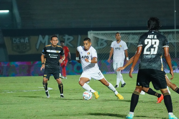 ersik Kediri harus mengakui keunggulan tuan rumah Dewa United di pekan keempat Liga 1 2023/2024. Bertanding di Stadion Indomilk Arena, Jumat (21/7), Persik Kediri kalah telak 3-0.