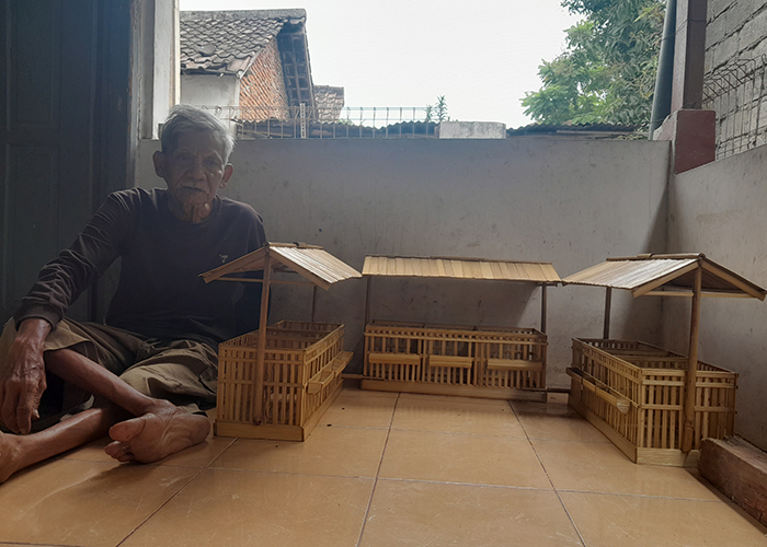 RENTA: Mbah To di emperean rumah kosnya, mengerjakan karya miniatur yang dijajakan dengan bersepeda hingga luar daerah.