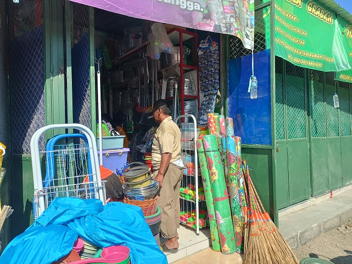 LAPAK BARU: Pedagang gerabah yang sebelumnya berjualan di lantai dua telah menempati los baru di blok C Pasar Setonobetek, Kota Kediri.