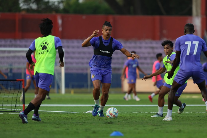 LEKAS SEMBUH: Anderson do Nascimento saat mengikuti latihan di Stadion Brawijaya (11/7). Pelatih Marcelo Rospide berharap Anderson segera bergabung dengan tim.