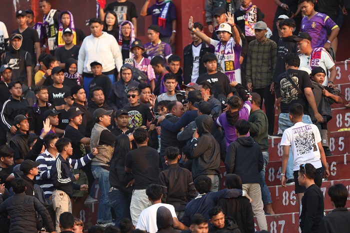 DIHUKUM: Persikmania saat menyaksikan laga antara Persik melawan Arema FC (15/7). Pasca kericuhan, Persik kena denda Rp 25 juta dan pengosongan tribun timur.