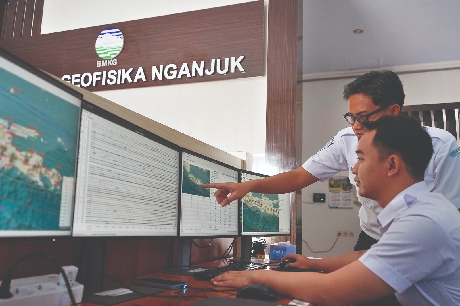 PANTAU CUACA: Petugas BMKG Sawahan Kabupaten Nganjuk memprediksi kemarau panjang terjadi tahun ini.