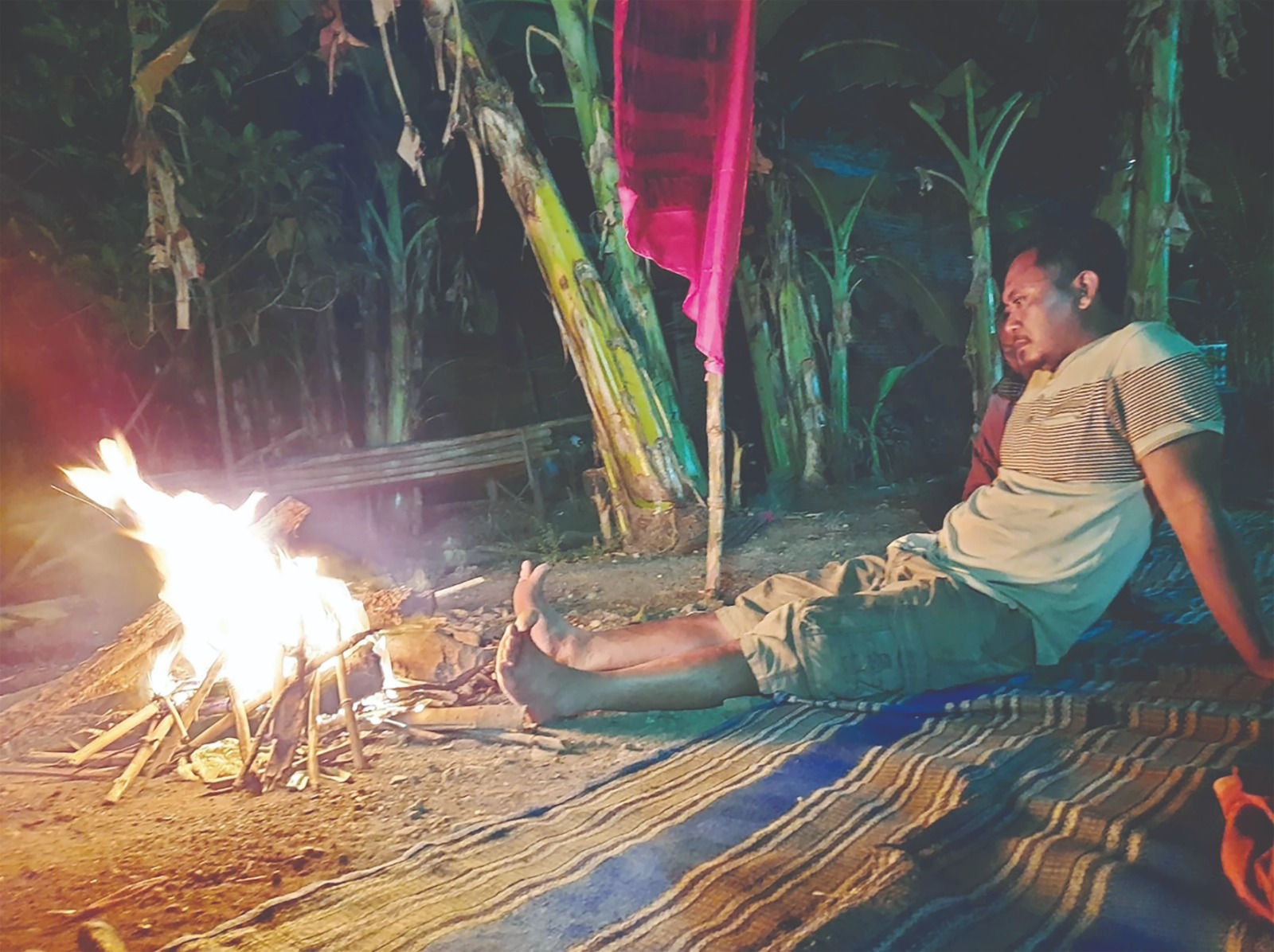 HANGATKAN TUBUH: Warga Kota Angin membuat perapian agar tidak kedinginan saat di luar rumah.