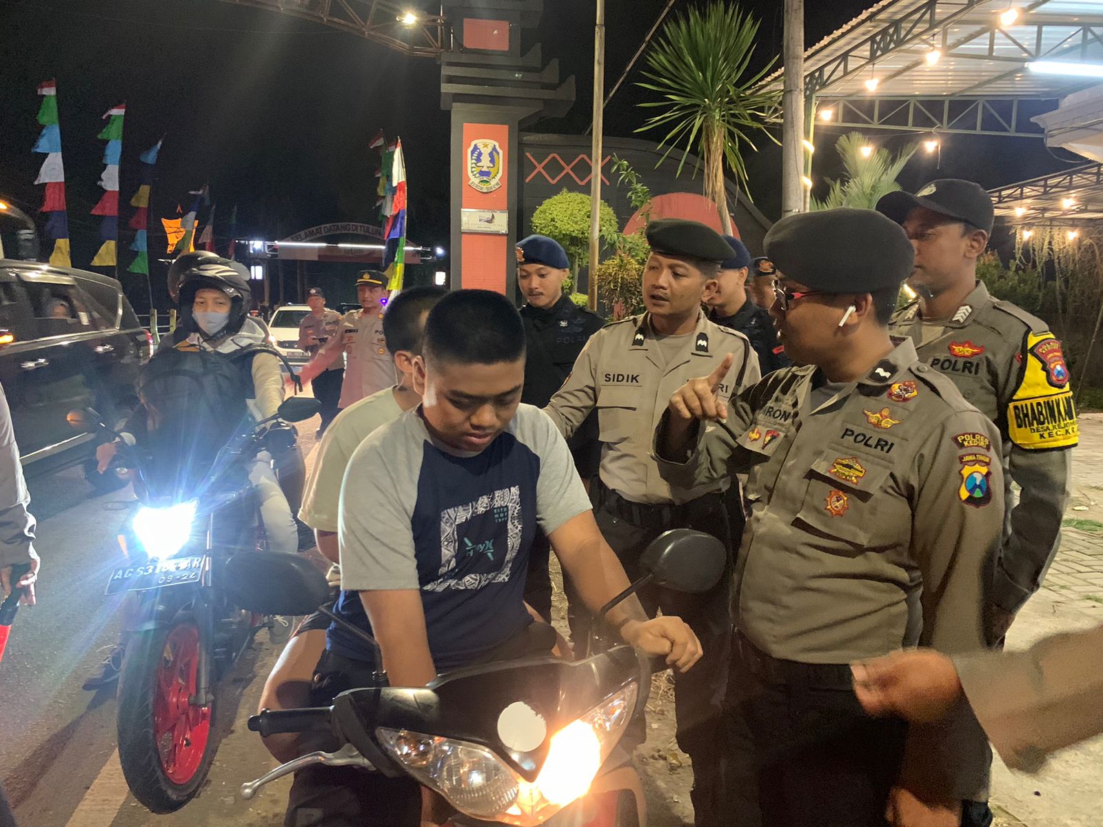 ANTISIPASI GANGGUAN KEAMANAN: Petugas gabungan kepolisian, TNI dan satpol PP menyekat jalur yang dilalui rombongan perguruan silat di perbatasan Kras &ndash; Tulungagung.
