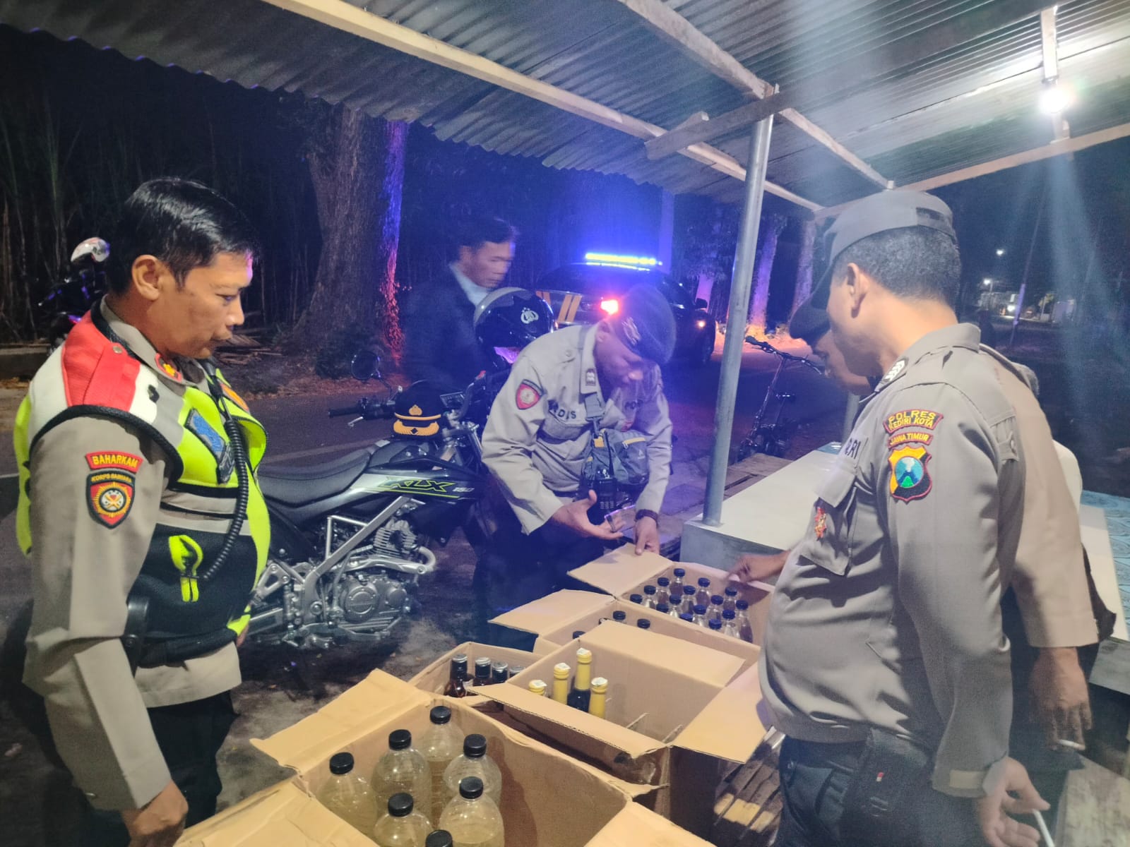 DIAMANKAN: Barang bukti minuman beralkohol ilegal disita polisi.