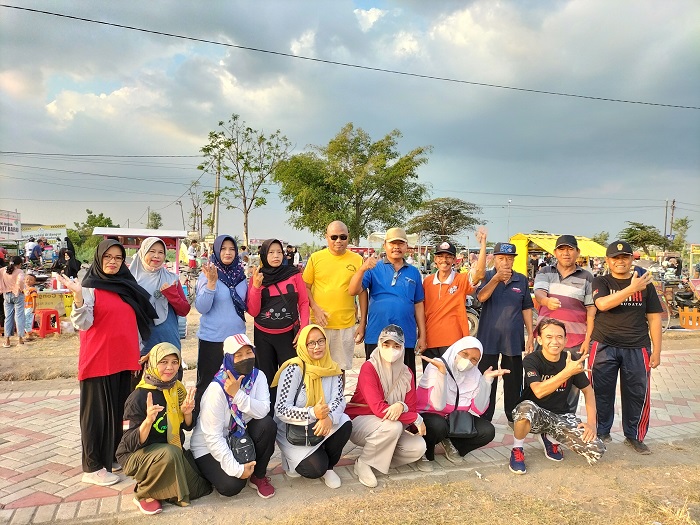KOMPAK: Jajaran Pemerintah Desa Tulungrejo bersama sejumlah anggota struktur organisasi desa berfoto usai berolahraga di area jogging track lapangan Tulungrejo. Kegiatan ini rutin setiap Sabtu.