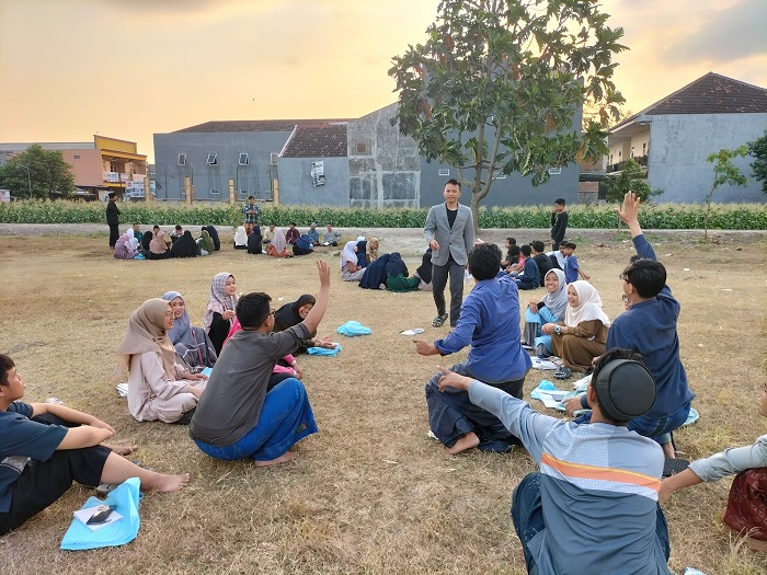 BERMANFAAT: Sejumlah lembaga kursus bahasa menggelar belajar outdoor di lapangan Desa Tulungrejo yang semakin baik usai direvitalisasi.