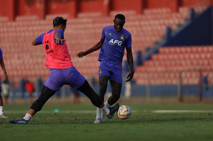 OPTIMIS MENANG: Flavio Silva saat beradu bola dengan Gunawan Dwi Cahyo saat latihan di Stadion Brawijaya.