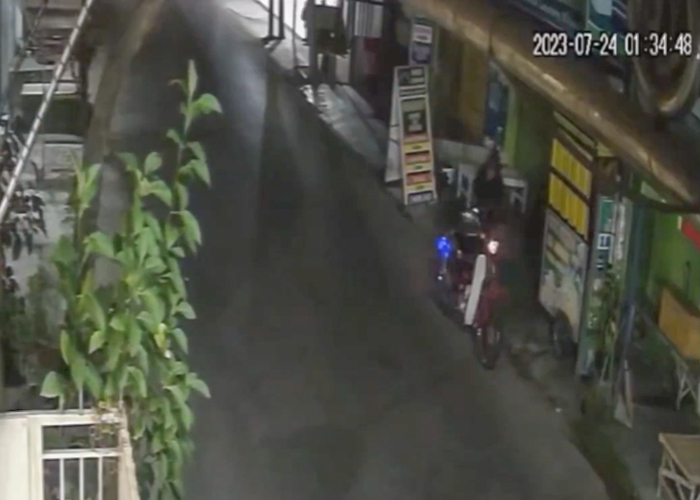 BELUM TERUNGKAP: Pengendara sepeda motor yang diduga mengambil helm terekam CCTV di rumah warga Doko, Kecamatan Ngasem.
