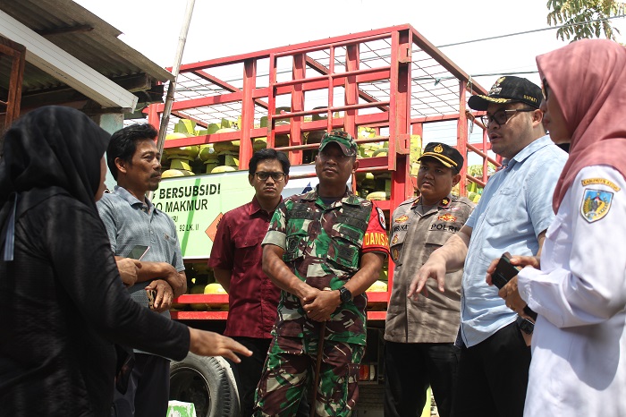 INSPEKSI: Bupati Kediri Hanindhito Himawan Pramana bersama petugas kepolisian dan TNI serta Dinas Perdagangan Kabupaten Kediri memeriksa pangkalan penjualan elpiji kemarin.