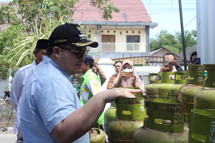 CEGAH KELANGKAAN: Bupati Hanindhito Himawan Pramana memeriksa tabung elpiji kapasitas 3 kilogram yang akan didistribusikan.