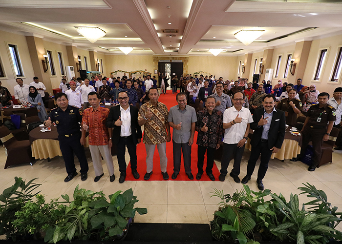 SAMBUT PELUANG: Para pembicara dalam Seminar Regional &lsquo;Kediri Menyambut Bandara Baru antara Tantangan dan Peluang&rsquo; berfoto bersama dengan latar belakang undangan dan peserta.