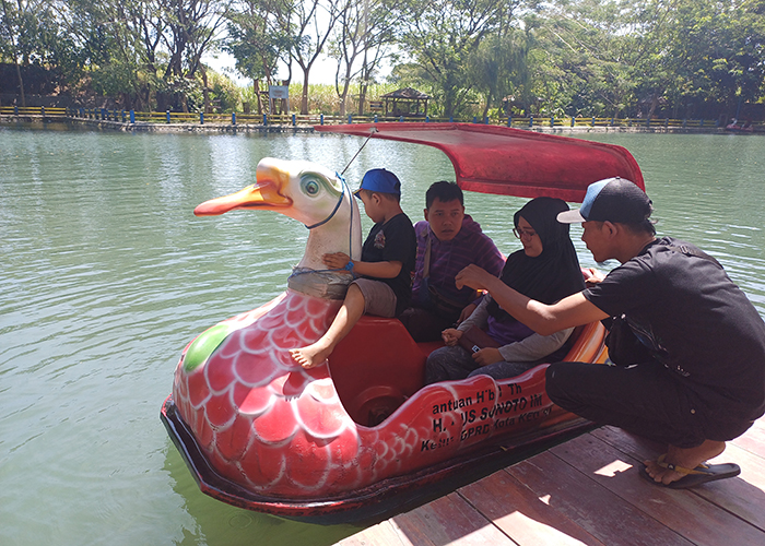 DANAU: Pengunjung Sumber Jiput memanfaatkan wahana perahu kayuh yang disediakan pengelola.