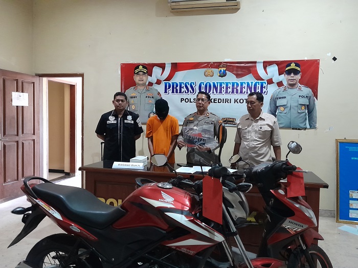 TERUNGKAP: Kapolsek Kediri Kota Kompol Ridwan Sahara (2 dari kanan) merilis kasus pencurian kendaraan bermotor yang melibatkan dua tersangka di Mapolsekta Kediri kemarin.