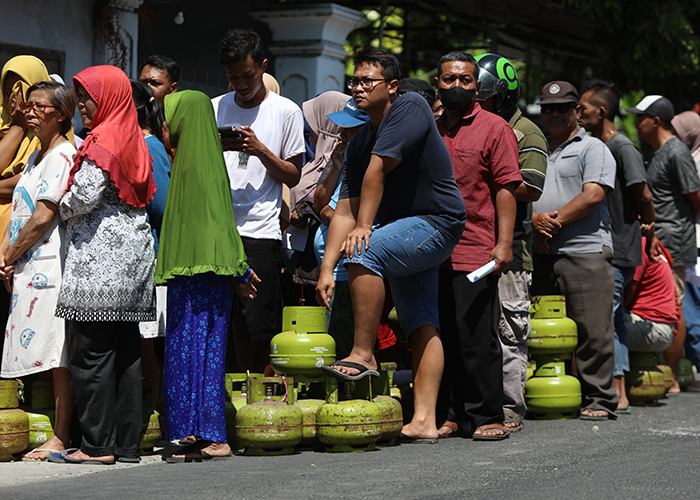 SABAR MENANTI: Puluhan warga mengantre untuk membeli gas elpiji 3 kg di agen yang terletak di Desa Kwadungan, Kecamatan Ngasem, Kabupaten Kediri kemarin (27/7)