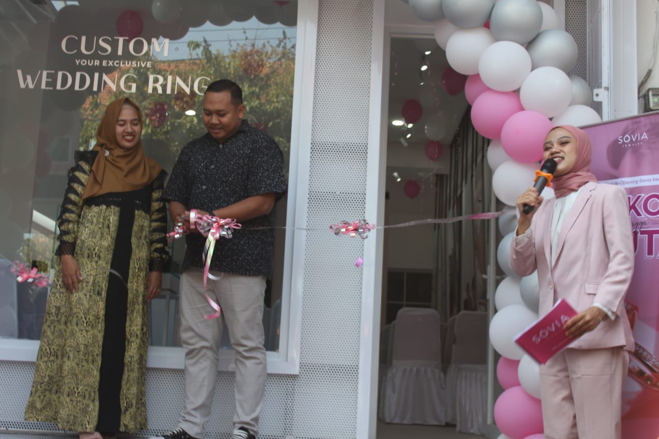 NEW STORE: Leader Store Sovia Jewelry Kediri Budi Kusmartanto saat memotong pita peresmian store baru, Sabtu (29/7).