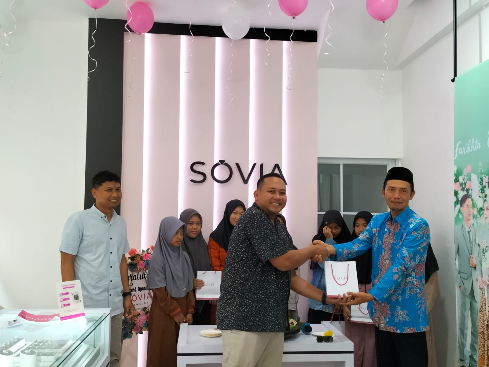 BERBAGI: Leader Store Sovia Jewelry Kediri menyerahkan santunan berupa bingkisan cenderamata kepada Pimpinan Panti Asuhan Puteri Muhammadiyah Kota Kediri.