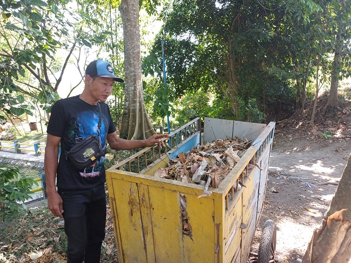BERKELANJUTAN: Erwin menunjukkan tumpukan sampah daun yang akan dijadikan pupuk kompos.