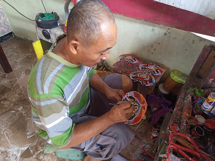 KREATIF: Suroto menggambar pola pada jamang barongan buatannya. Dia membuat kreasi tersebut secara otodidak.