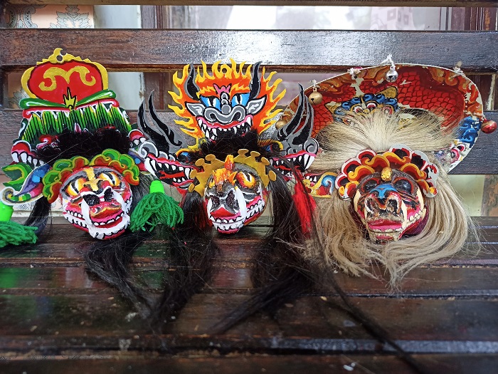 MINIATUR BARONGAN: Produk buatan Suroto menggunakan tekstur kayu randu. Produknya banyak diminati anak-anak karena ukurannya yang kecil dan beratnya ringan.