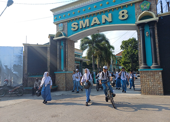 PULANG SEKOLAH: Suasana siswa SMAN 8 Kota Kediri kemarin. Cabdisdik pastikan lembaga SMA/SMK di Kediri Raya tak wajibkan beli seragam di koperasi sekolah.