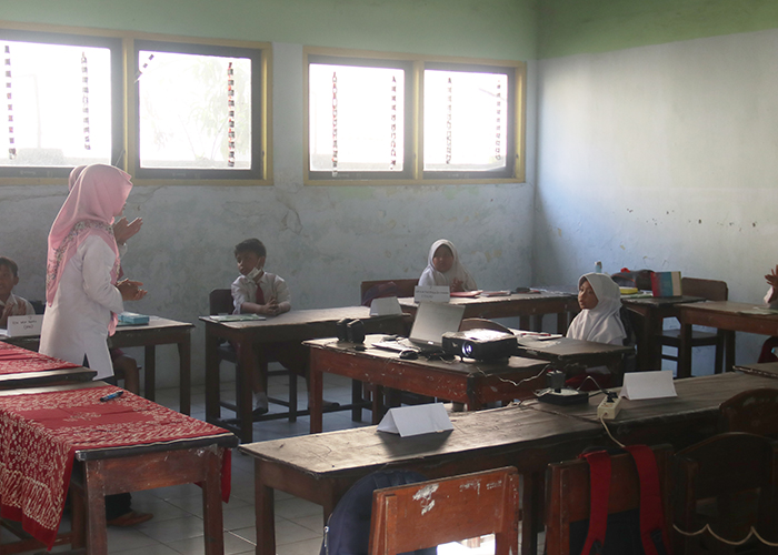 ROMBEL TAK PENUH: Belasan siswa SDN Sukorejo, Gurah belajar di kelas.