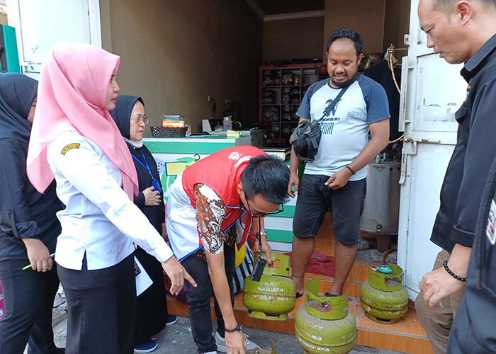 GANTI BRIGHT GAS: Tim Biro Perekonomian Pemprov Jatim dan Disperdagin Kota Kediri mengganti elpiji melon di laundry Kelurahan Bangsal, Pesantren dengan elpiji pink non-subsidi.