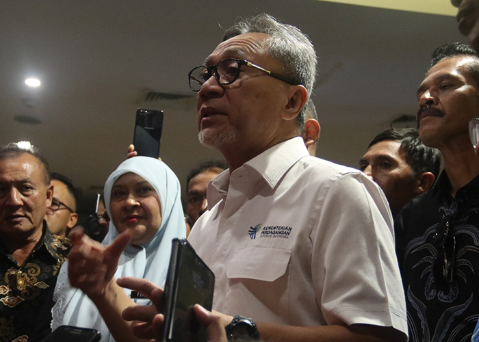 BAHAS ROKOK: Mendag Zulkifli Hasan memberi keterangan kepada sejumlah wartawan usai berdialog dengan petani tembakau di hotel Grand Surya kemarin.