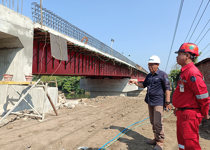 HAMPIR RAMPUNG: Eko dan Didik melakukan pemantauan pengerjaan finishing jembatan Bandarngalim Kota Kediri kemarin. Progres jembatan ini sudah mencapai 92 persen.