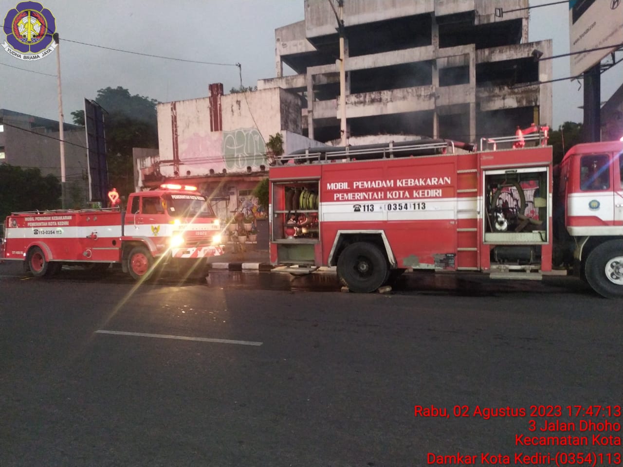 LAWAN API: PMK Kota Kediri menerjunkan 2 armada damkar kemarin.