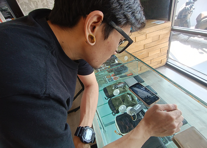 BUKTI REKAMAN: Salah seorang penjaga toko menunjukkan rekaman CCTV detik-detik dia mengejar terduga pelaku yang lolos.