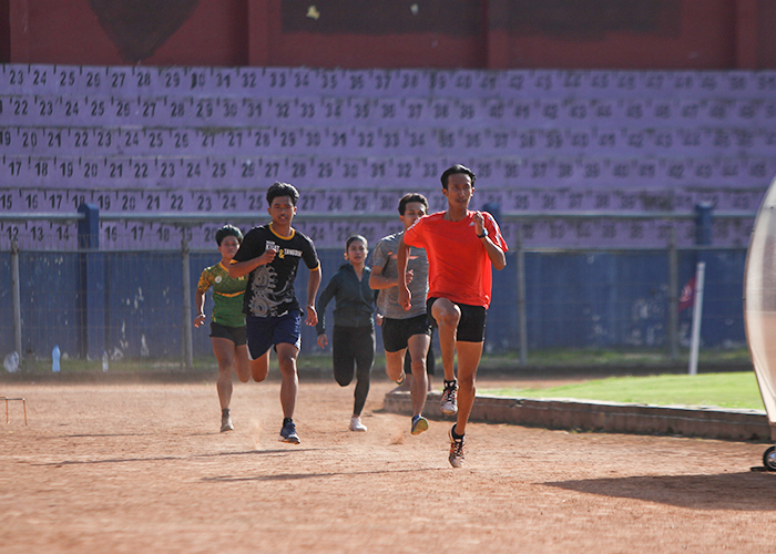 OPTIMIS JUARA: Atlet atletik KONI Kota Kediri saat sedang berlatih di Stadion Brawijaya. Di Porprov Jatim 2023, Kota Kediri optimis raih juara umum.