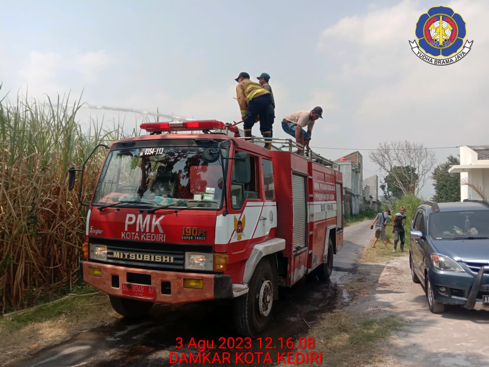 SEMPROT: Petugas PMK Kota Kediri berusaha memadamkan api yang membakar lahan tebu di Kelurahan Rejomulyo, Kecamatan Kota kemarin.