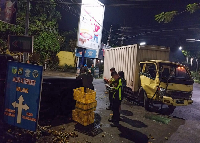 BERSERAKAN: Personel Satlantas Polres Kediri melakukan olah TKP di perempatan Garuda Desa Pelem, Kecamatan Pare kemarin.
