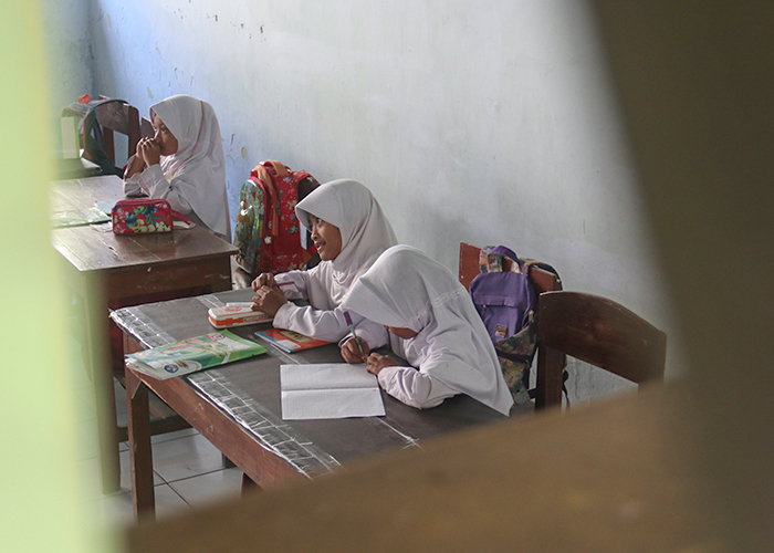 SERIUS: Suasana kegiatan belajar mengajar (KBM) di SDN Sukorejo, Kecamatan Gurah. Banyak peserta didik baru yang lebih memilih bersekolah di lembaga swasta.
