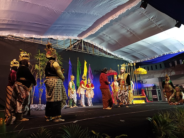 MANGGUNG: Kadisdik Anang Kurniawan (kanan) memerankan Prabu Lembu Amerdadu saat tampil dalam pertunjukan ketoprak berjudul Panji Semirang di halaman Kantor Dinas Pendidikan Kota Kediri (4/8) malam.