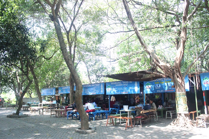 RINDANG: Pengunjung wisata Sumber Jiput menikmati kuliner yang ada di sana. Berbagai macam menu makanan tersedia dengan harga yang terjangkau.