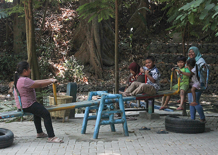 ASRI: Wisata Sumber Jiput dikelilingi banyak jenis pohon yang rindang. Oleh karena itu, para pengunjung menjadi betah berlama-lama di sana.
