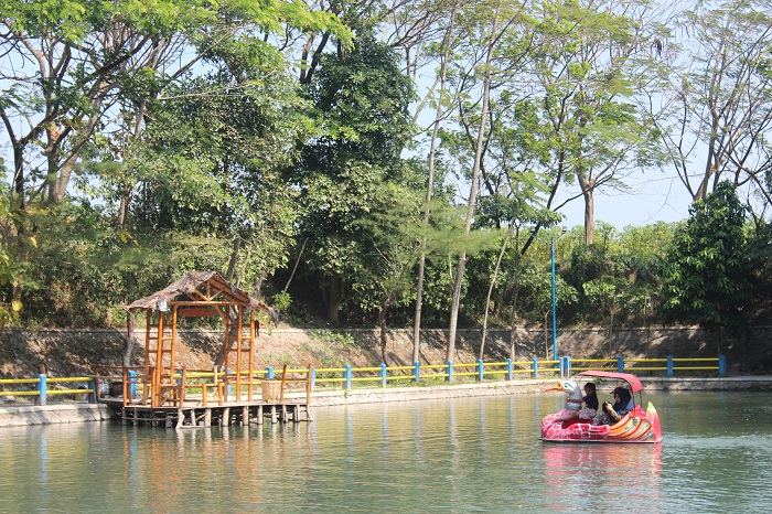 MENAWAN: Salah seorang pengunjung sedang menaiki perahu bebek di Sumber Jiput, Kelurahan Rejomulyo, Kecamatan Kota.
