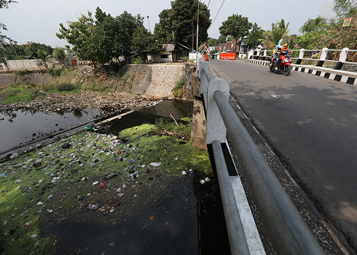MASIH KOTOR: Aliran Sungai Kedak di Kelurahan Pojok, Mojoroto yang kemarin belum dibersihkan masih dipenuhi sampah.