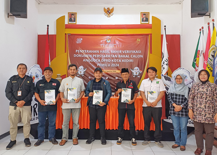 VERMIN: Perwakilan parpol menerima berkas perbaikan di KPU Kota Kediri.