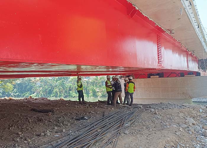KOORDINASI: Beberapa pekerja proyek pembangunan Jembatan Bandarngalim sedang berdiskusi kemarin.