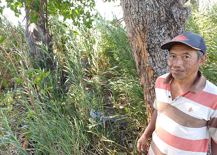 NYARIS HILANG: Munawar, petani yang juga warga Kelurahan Gayam. Berada di Sumber Begendang yang nyaris hilang lantaran mata airnya tertutup endapan lumpur.