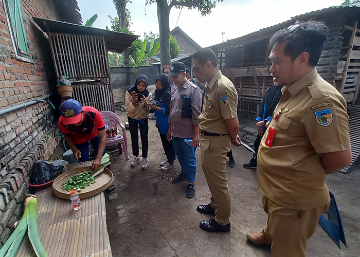PENJURIAN: Tim juri melakukan observasi kandang salah satu peserta Anugerah Peternak Milenial di Desa Badalpandean, Kecamatan Ngadiluwih kemarin pagi.